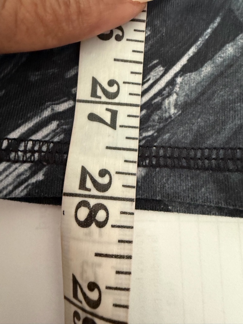 ALO Yoga Black and Grey Patterned Leggings 28”
Leggings - Picture 8 of 8